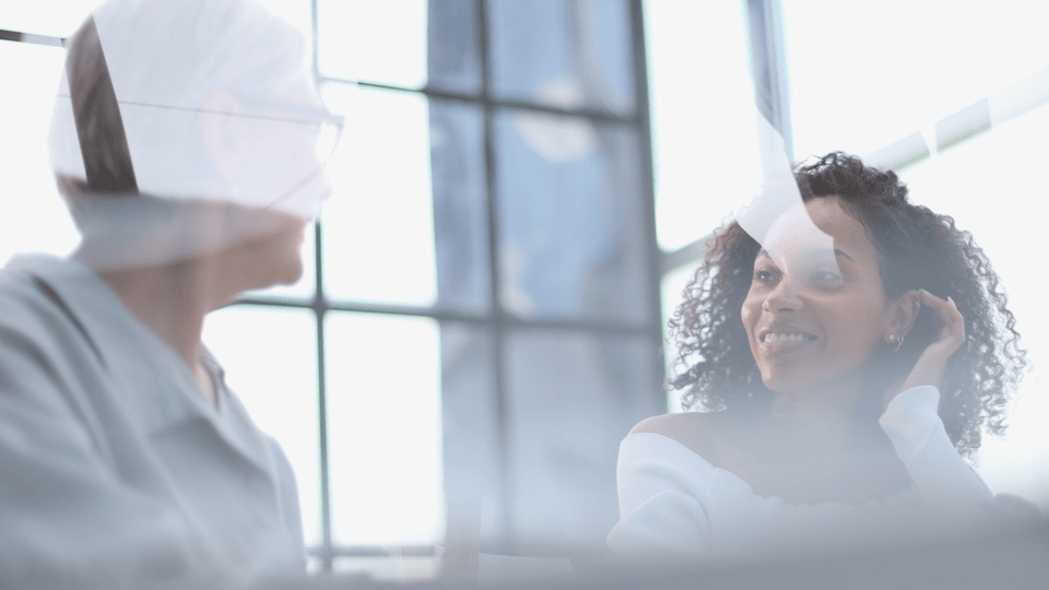 Equipe multidisciplinar em treinamento de NR-1 sobre saúde mental no trabalho